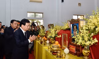 Phó Thủ tướng Trịnh Đình Dũng dẫn đầu Đoàn Đại biểu Đảng, Nhà nước, Chính phủ, Quốc hội, lãnh đạo tỉnh Thừa Thiên Huế viếng các liệt sĩ. Ảnh: VGP