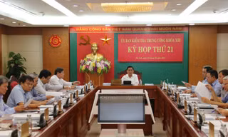 Cảnh cáo nguyên Chủ tịch Viện Hàn lâm Khoa học xã hội Nguyễn Quang Thuấn