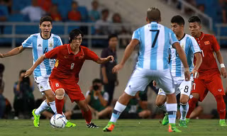Tuấn Anh trong vòng vây các cầu thủ Argentina. Ảnh: Vnexpress.