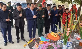 Dâng hương, dâng hoa tưởng nhớ cán bộ, chiến sĩ tử nạn trong pháo đài Đồng Đăng Ảnh: Duy Chiến
