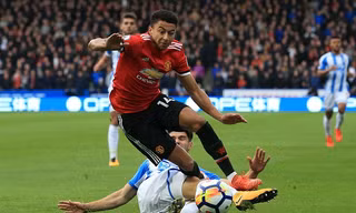 M.U quỵ ngã trên sân Kirkless của Huddersfield 