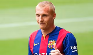 Nghiện thuốc, tân binh lên mặt 'dạy dỗ' lãnh đạo Barca
