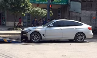 Phần đầu xe BMW 328i bị cháy đen sau tai nạn
