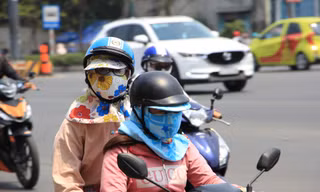 Hà Nội nắng nóng nung người trước khi mưa dông