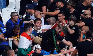 Cổ động viên đụng độ cảnh sát, Hungary bị phạt nặng