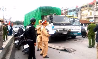 Sau khi trượt dốc, xe tải chở cám con cò mới dừng lại khi mắc vào xe khách Hải Âu. Ảnh: Minh Sơn