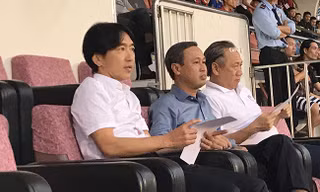 HLV Miura có mặt trên sân Thống Nhất theo dõi trận đấu của CLB TP.HCM tại vòng 25 V-League