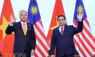 Thủ tướng Phạm Minh Chính và Thủ tướng Malaysia trong lễ đón chính thức vào sáng 21/3. (Ảnh: Đoàn Bắc)