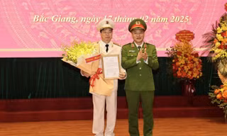 Trung tướng Nguyễn Văn Long - Thứ trưởng Bộ Công an (bên phải) trao quyết định điều động, bổ nhiệm Đại tá Nguyễn Quang Vinh.