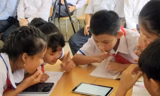 Học sinh miền núi học tiếng Anh với sách giáo khoa điện tử