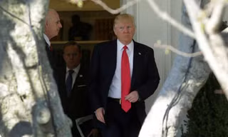 Tổng thống Trump rời Nhà Trắng đi dự hội nghị hôm qua. Ảnh: Reuters 