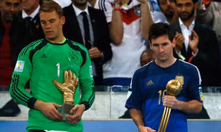 Messi không lấy gì làm vui vẻ khi nhận danh hiệu Quả bóng vàng.