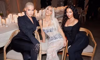 Kim Kardashian khoe thân hình đồng hồ cát với váy xuyên thấu 