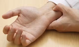 Cách bấm huyệt giảm ốm nghén cho bà bầu