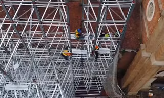 Hệ thống giàn giáo đặc biệt trùng tu nhà thờ Đức Bà