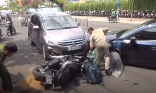 Ôtô nổ lốp tông liên hoàn, hai người bị thương