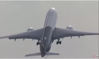 Phi công lái máy bay Airbus A350 biểu diễn màn cất cánh thẳng đứng