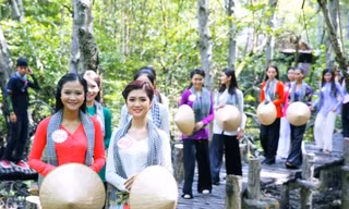 Người đẹp HHVN bị khỉ giật túi khi thăm chiến khu Rừng Sác