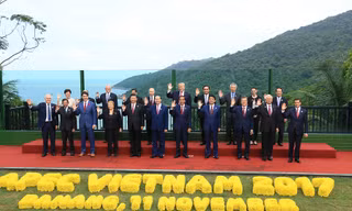 Khu chụp ảnh của các nguyên thủ APEC được bao quanh bằng kính chống đạn.