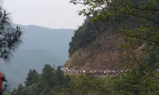 Tắc đường lên Mẫu Sơn dài 7 km. Ảnh: Xuân Hoàn