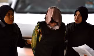 Nghi phạm Đoàn Thị Hương xuất hiện tại toà sáng nay, 16/8. Ảnh: AFP