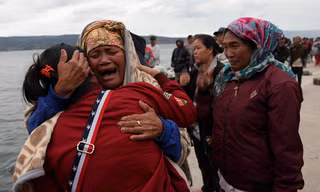 Thân nhân sốt ruột chờ đợi tin tức về những người mất tích trong vụ chìm phà. Ảnh: Reuters