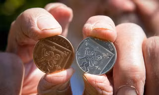 Khi một người tình cờ phát hiện ra đồng xu 2 pence Anh bằng bạc, anh ta đã nghi ngờ đây là một đồng tiền giả, bởi xu 2 pence thường được đúc bằng đồng.