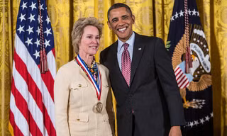 Bà Frances H. Arnold (trái) cùng cựu Tổng thống Mỹ Barack Obama. Ảnh: Getty