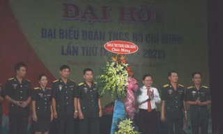 Bí thư Trung ương Đoàn Nguyễn Anh Tuấn tặng hoa của Ban Bí thư chúc mừng đại hội
