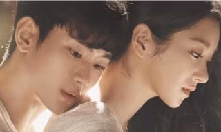 Knet khen nức nở vẻ đẹp và phong thái “Điên thì có sao” của “cụ giáo” Kim Soo Hyun
