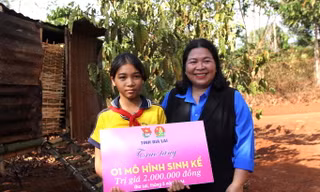 Học sinh nghèo Gia Lai xúc động nhận mô hình sinh kế