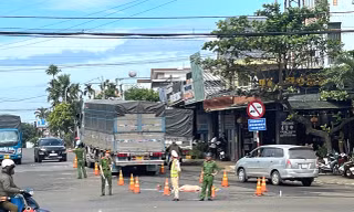 Đi bộ qua đường, người phụ nữ bị ô tô tải cán tử vong