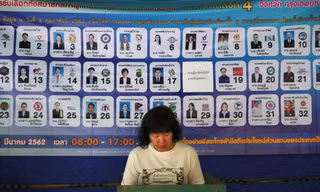 Một cử tri bỏ phiếu tại điểm bầu cử ở Bangkokảnh: Today Online