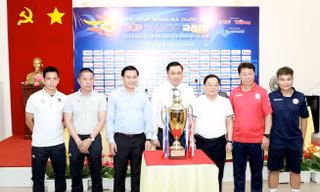 HLV, đội trưởng hai đội chụp ảnh lưu niệm với đại diện Ban tổ chức Ảnh: Như Ý