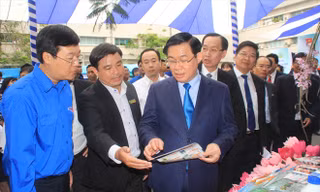  Phó Thủ tướng Vương Đình Huệ và Bí thư thứ nhất T.Ư Đoàn Lê Quốc Phong tham quan triển lãm khởi nghiệp nông nghiệp tại trường ĐH Nông lâm TPHCM Ảnh: NGÔ TÙNG