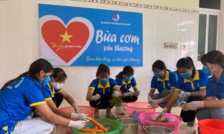 Các tình nguyện viên chuẩn bị “Bữa cơm yêu thương” tặng thí sinh dân tộc có hoàn cảnh khó khăn ở Lai Châu Ảnh: PV