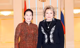 Chủ tịch Hội đồng Liên bang Nga V.Matvienko đón Chủ tịch Quốc hội Nguyễn Thị Kim Ngân Ảnh: Vietnam+