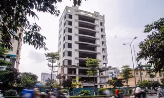 Cao ốc nham nhở, bỏ hoang trên 'đất vàng' Thủ đô 