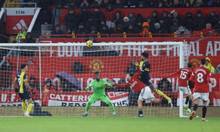 Hàng thủ ngủ mơ, MU nhận trái đắng ngay tại Old Trafford