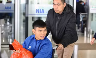 Tại sao ngôi sao tuyển Việt Nam phải ngồi xe lăn khi về nước?