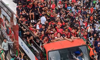Biển người đổ ra đường chào đón U22 Indonesia như Argentina vô địch World Cup