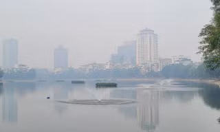 Ngắm Hà Nội mờ ảo trong sương mù sáng cuối tuần