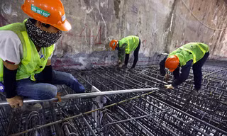 Công nhân làm việc dưới hầm sâu 19 mét ga Nhổn - Ga Hà Nội ngày nắng nóng