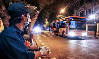 Xuyên đêm đưa hơn 100 trường hợp F1 ở bệnh viện Việt Đức đến nơi cách ly