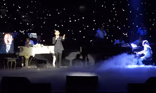 Con trai Nguyễn Ánh 9 đệm đàn cho nhóm Con Gái trong show tưởng nhớ cha
