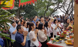 Ngàn người chen chân đi lễ Phủ Tây Hồ ngày rằm tháng Giêng