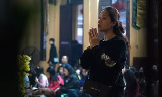 Cuối ngày đi làm, người dân đi lễ chùa rất đông