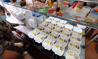 Nhìn gần nơi cung cấp hàng trăm suất ăn cho học sinh cách ly tại Hải Dương
