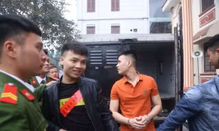 Ngô Bá Khá tươi cười khi bị dẫn giải vào phòng xét xử. Ảnh: Xuân Ân.