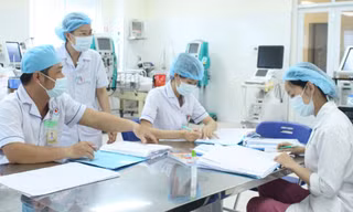 Nhân viên y tế đang là những người chịu nhiều áp lực từ công việc. Ảnh: Vân Sơn